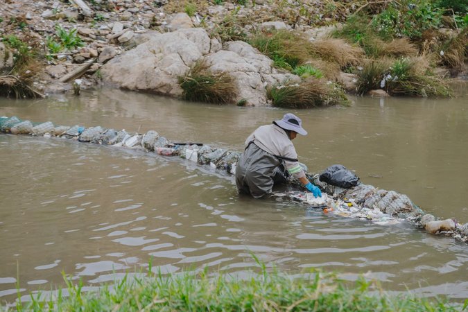 Magic happens in Jukskei River in Alexandra as waste is turned into art